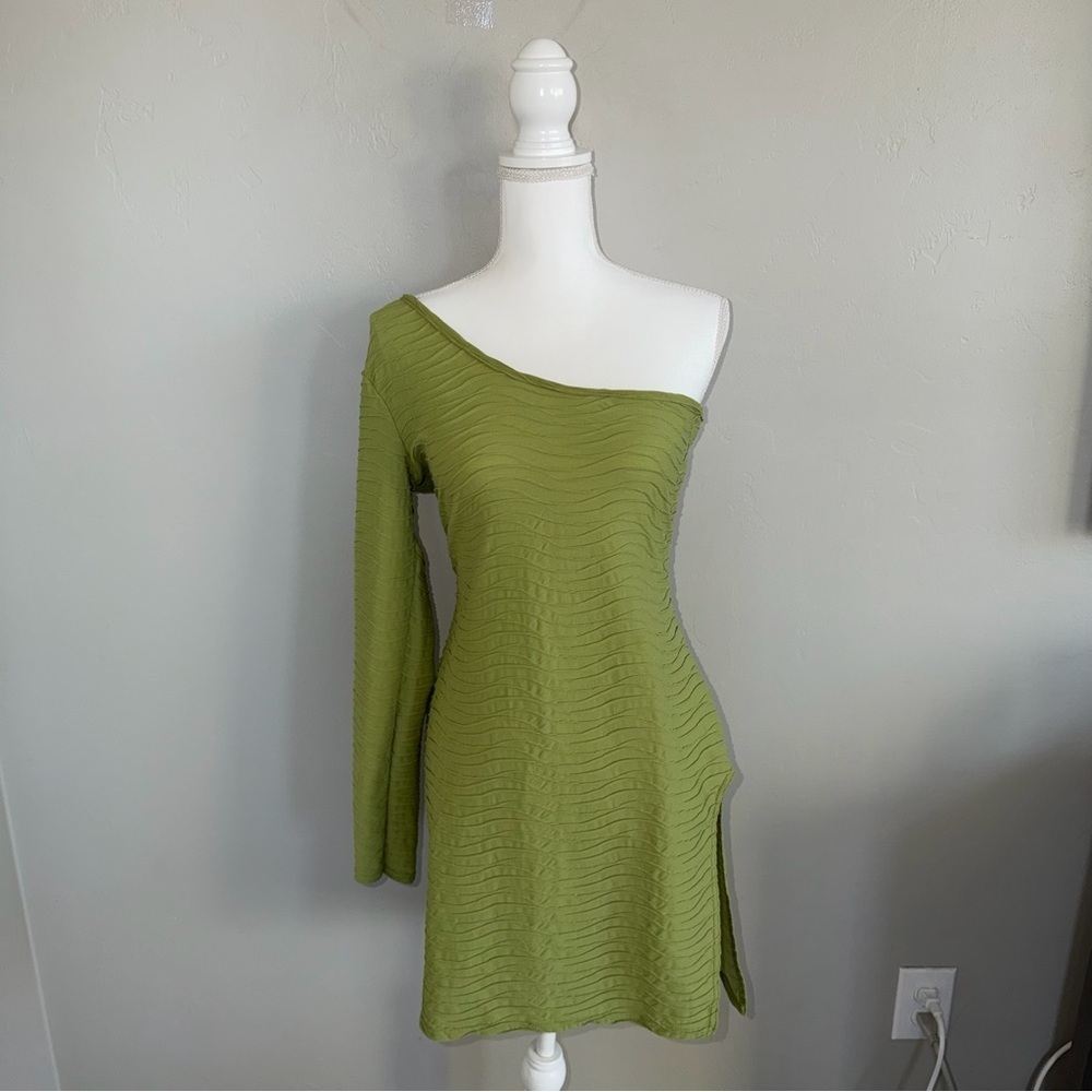 PrettyLittleThing Olive One Shoulder Dress - Picture 2 of 6